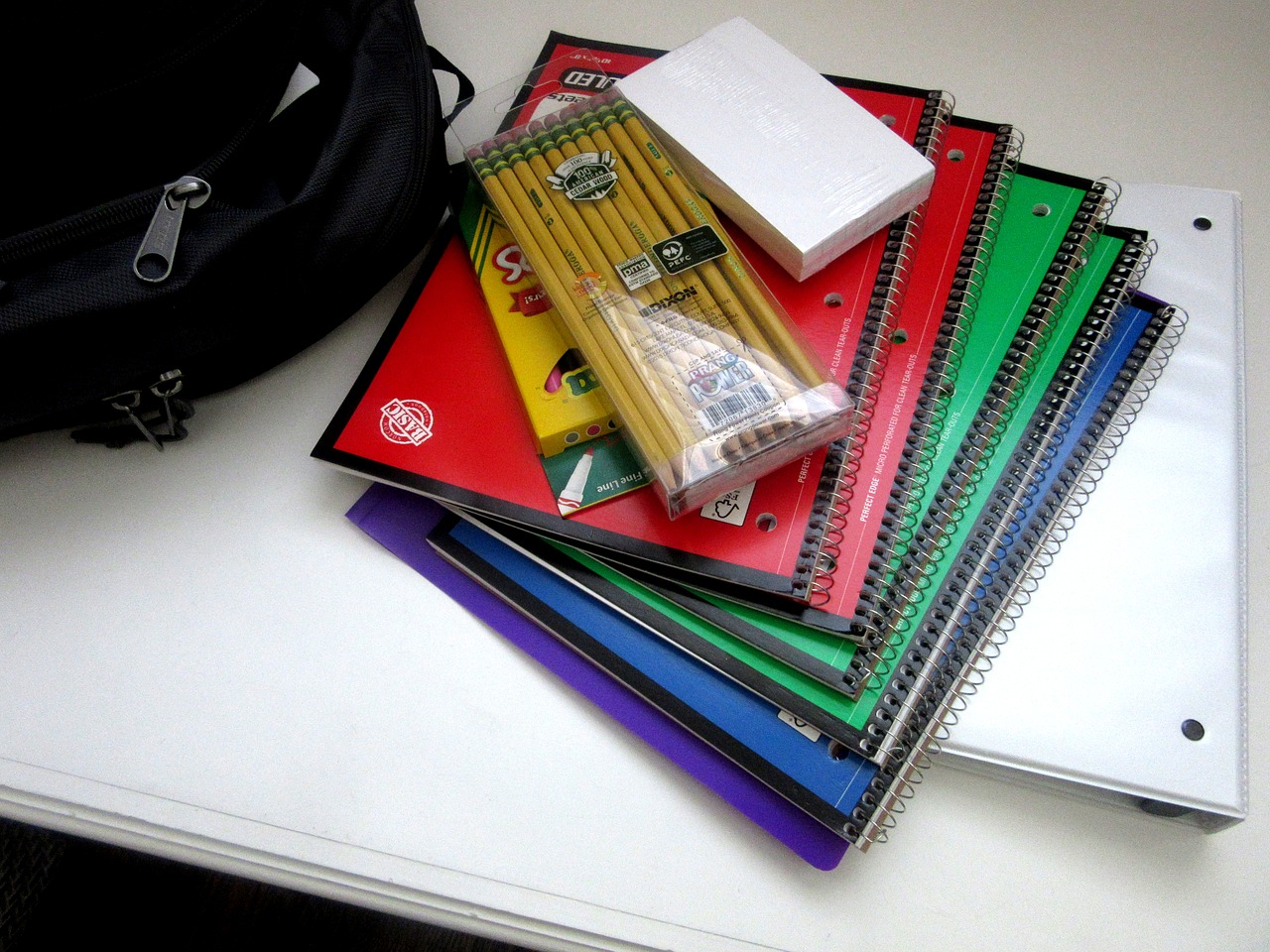 school-supplies-1582082_1280